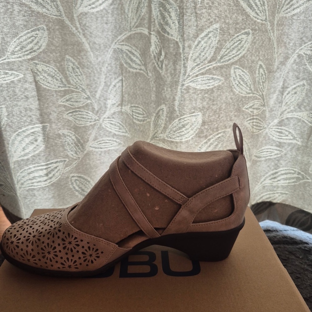 Jbu Women's Bethany Mary Jane Heel Shoe - Picture 6 of 9